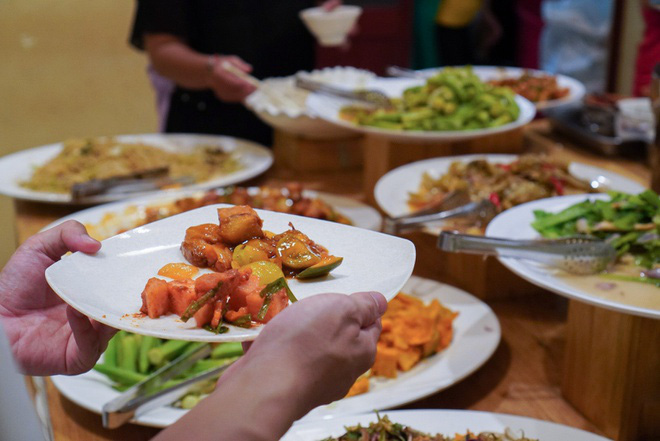 Tiệm buffet chay trả tiền t&ugrave;y t&acirc;m ở TP HCM - Ảnh 1.