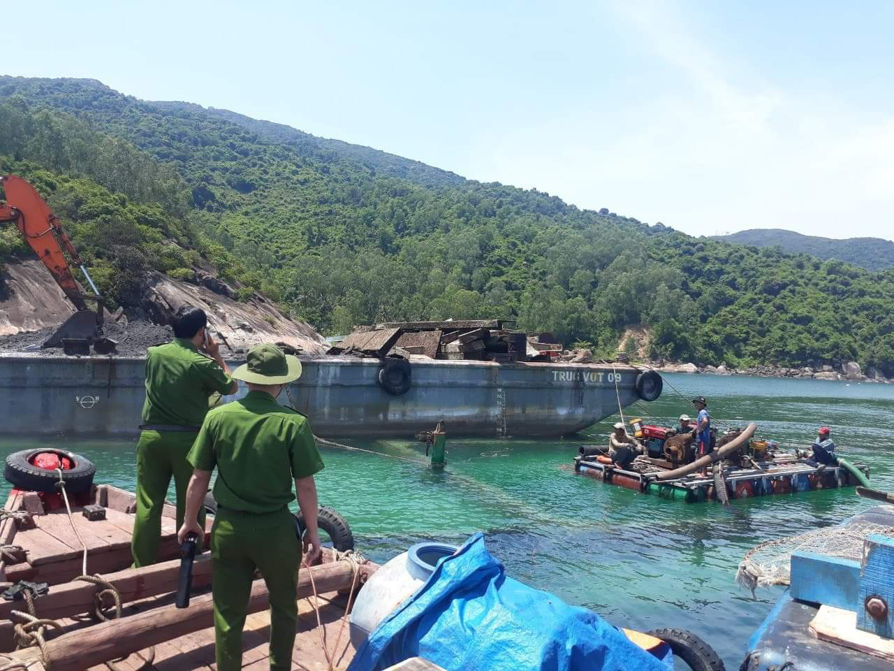 Đổ trộm chất thải xuống biển Đà Nẵng, doanh nghiệp bị phạt 752 triệu đồng - Ảnh 3.