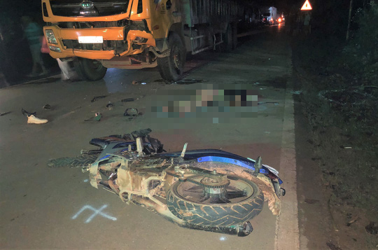 Đấu đầu trực diện với xe tải, 2 thanh niên đi xe máy tử vong