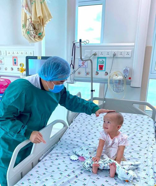Tan chảy với h&igrave;nh ảnh v&agrave; điệu bộ của Tr&uacute;c Nhi-Diệu Nhi - Ảnh 4.