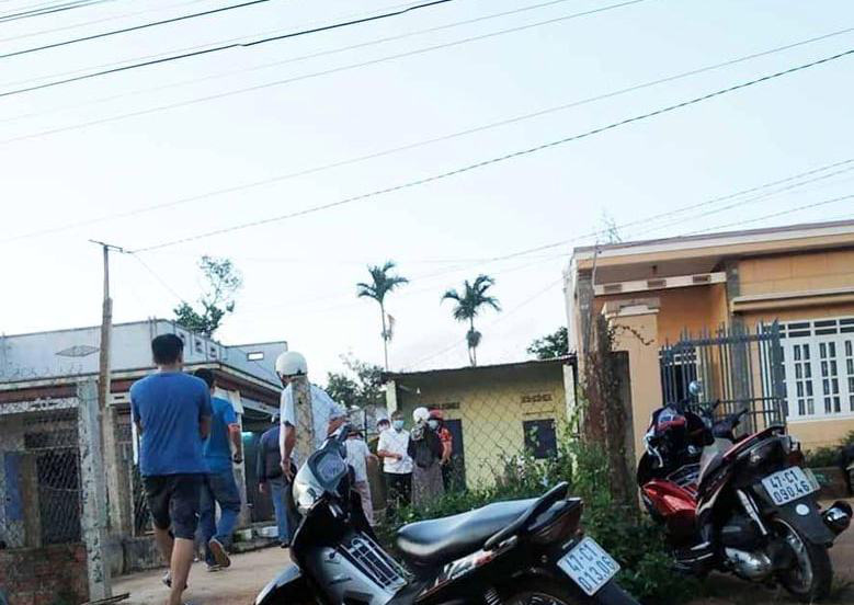 C&aacute;n bộ phường tử vong trong tư thế treo cổ - Ảnh 1.