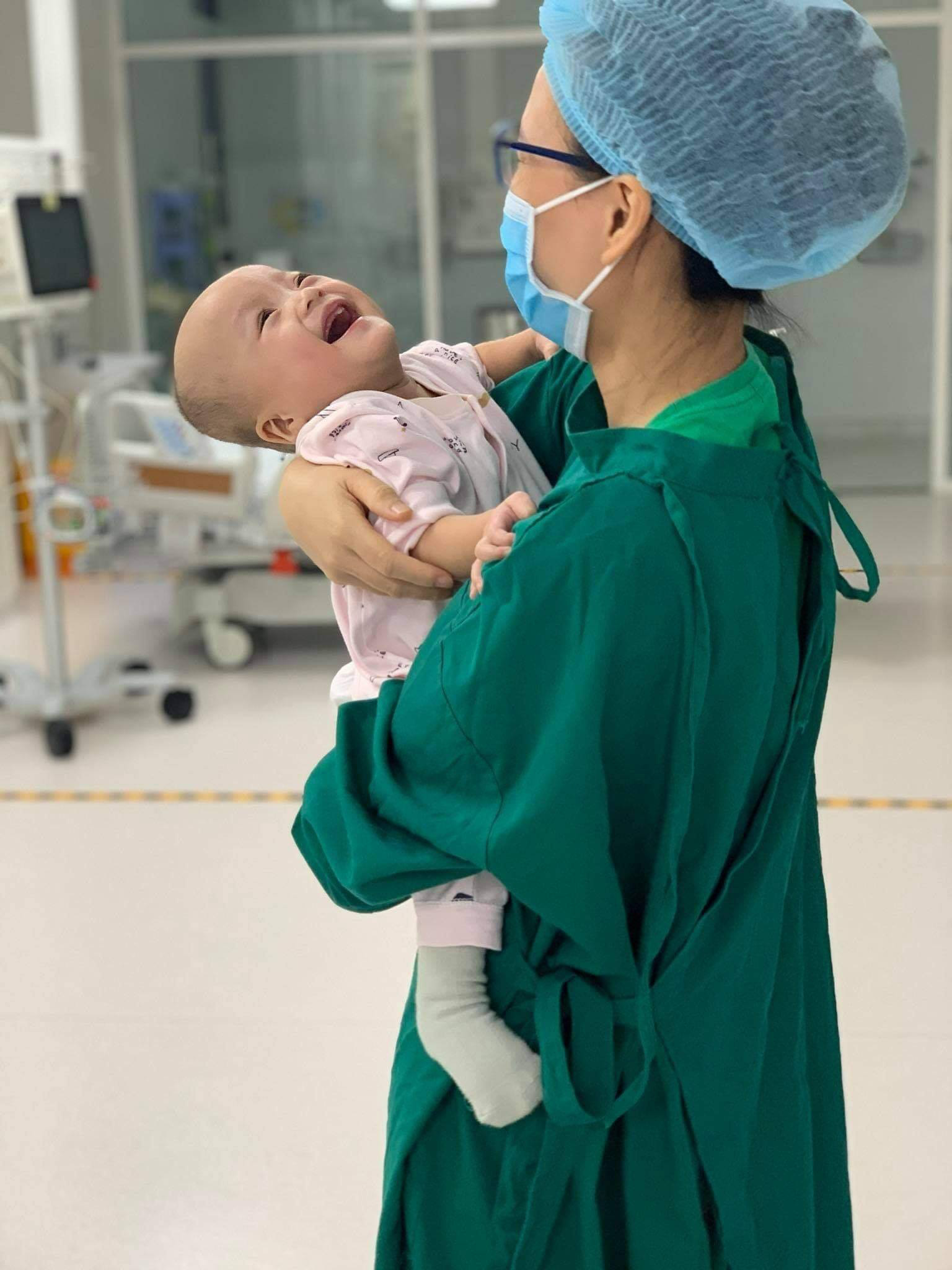 Tan chảy với h&igrave;nh ảnh v&agrave; điệu bộ của Tr&uacute;c Nhi-Diệu Nhi - Ảnh 2.
