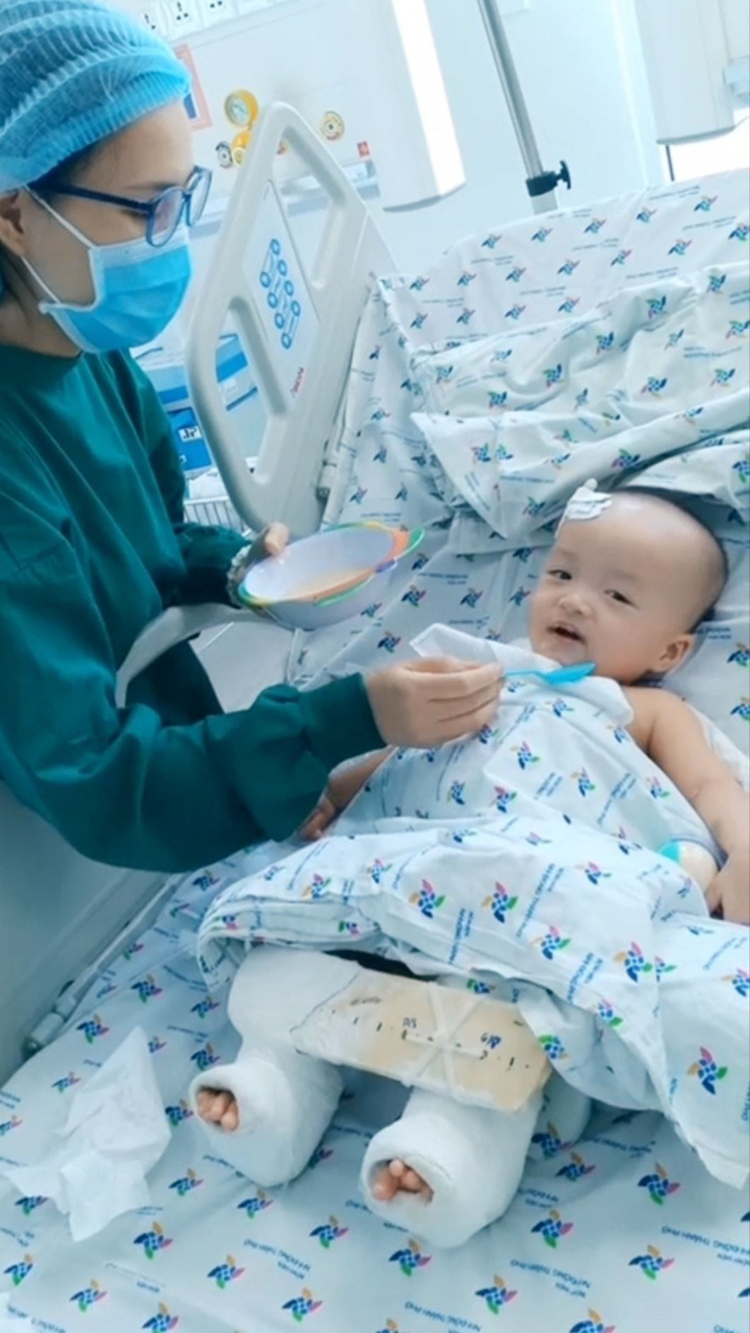 Tan chảy với h&igrave;nh ảnh v&agrave; điệu bộ của Tr&uacute;c Nhi-Diệu Nhi - Ảnh 3.