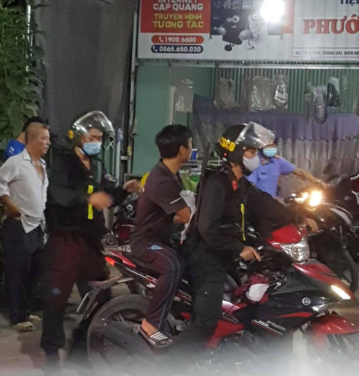 Cô bé 15 tuổi hoảng loạn sau khi bị gã chủ tiệm sửa xe dụ vào bên trong