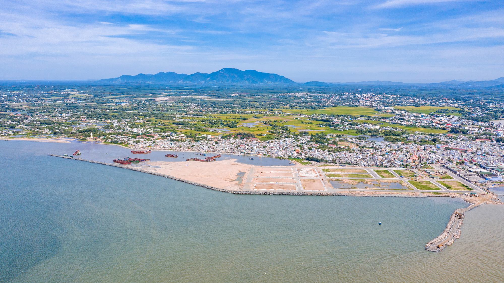 Đua nhau săn đất dự &aacute;n biển, chờ đ&oacute;n s&oacute;ng th&agrave;nh phố La Gi - Ảnh 2.