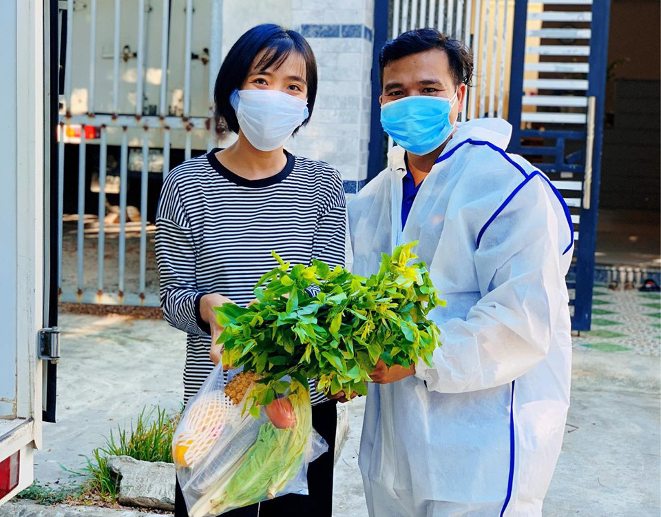 VÌ TUYẾN ĐẦU CHỐNG DỊCH: Người bình thường làm điều phi thường