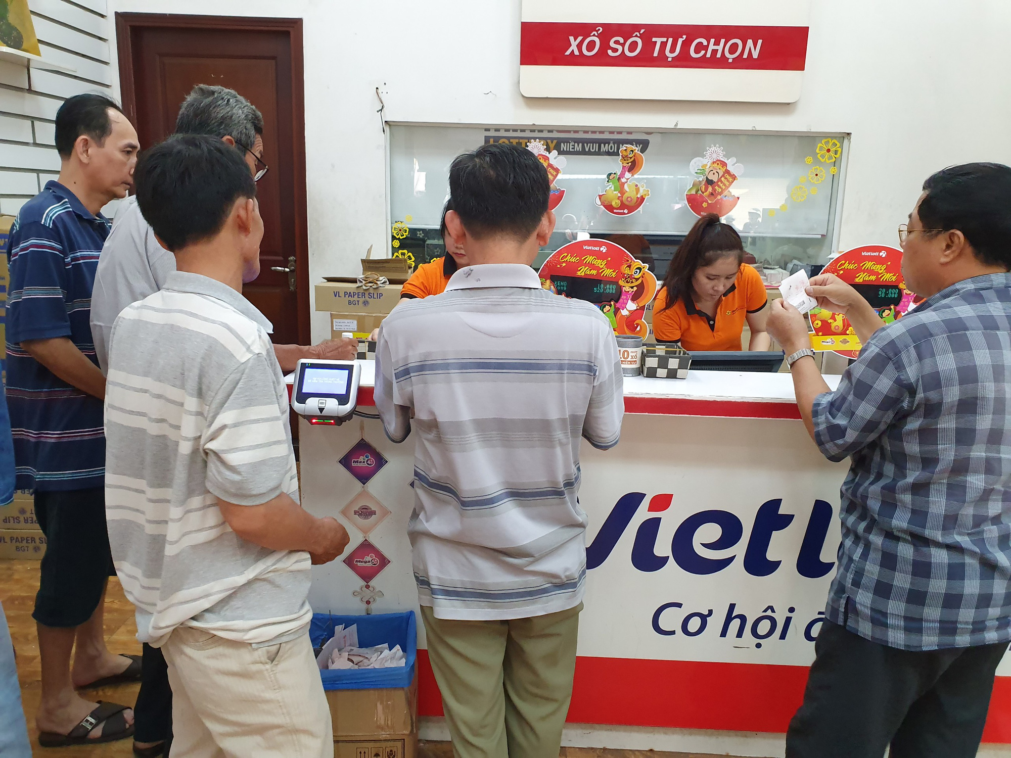 Vietlott tạm ngừng b&aacute;n v&eacute; số: Quyền lợi kh&aacute;ch h&agrave;ng sẽ ra sao? - Ảnh 1.