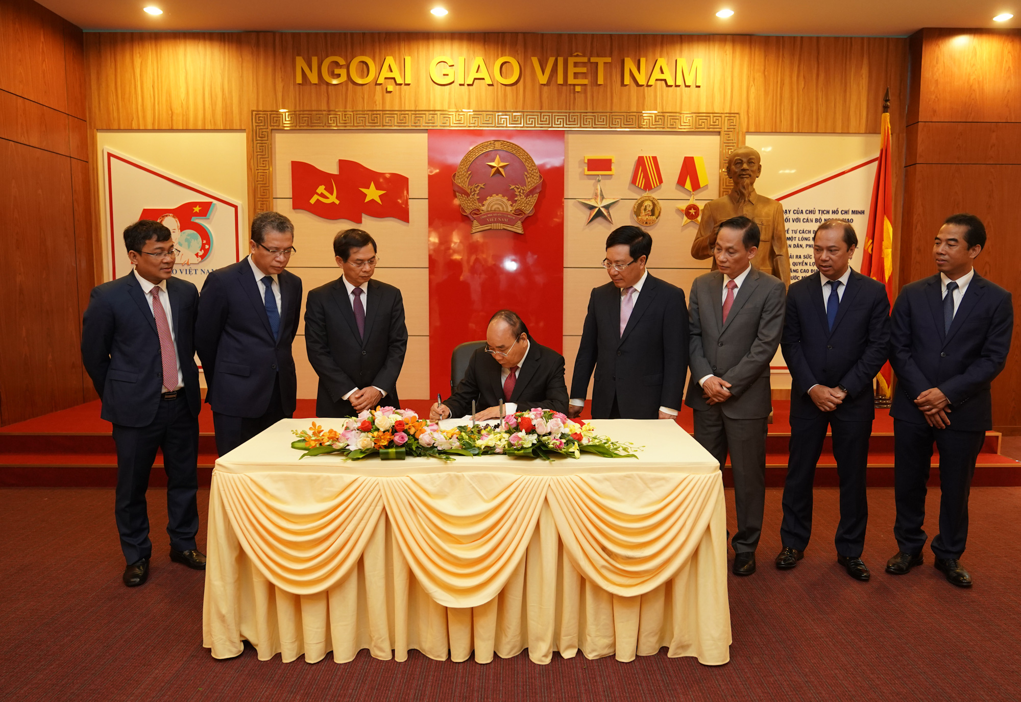 Thủ tướng nhớ tới các chiến sĩ ngoại giao nơi tiền phương - Ảnh 11.