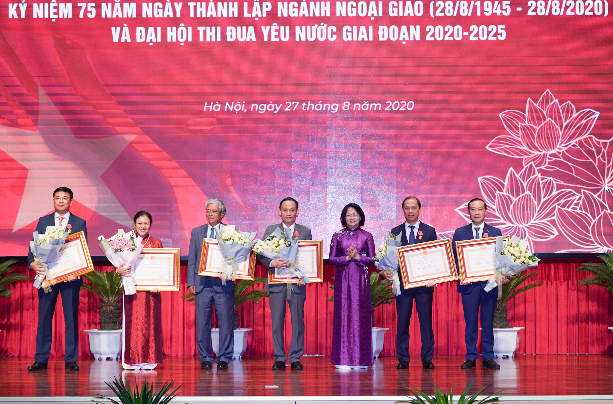 Thủ tướng nhớ tới các chiến sĩ ngoại giao nơi tiền phương - Ảnh 14.