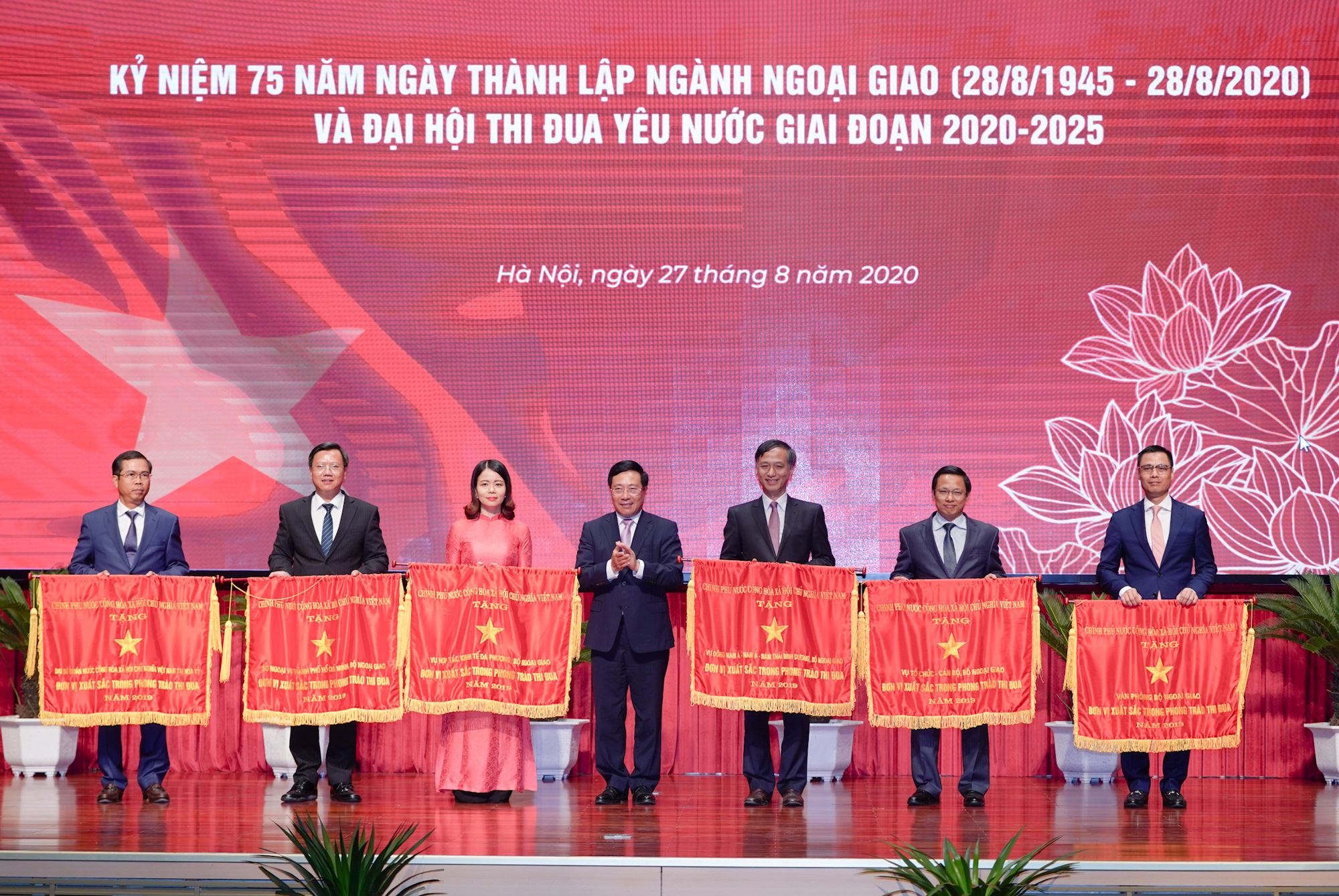 Thủ tướng nhớ tới các chiến sĩ ngoại giao nơi tiền phương - Ảnh 13.