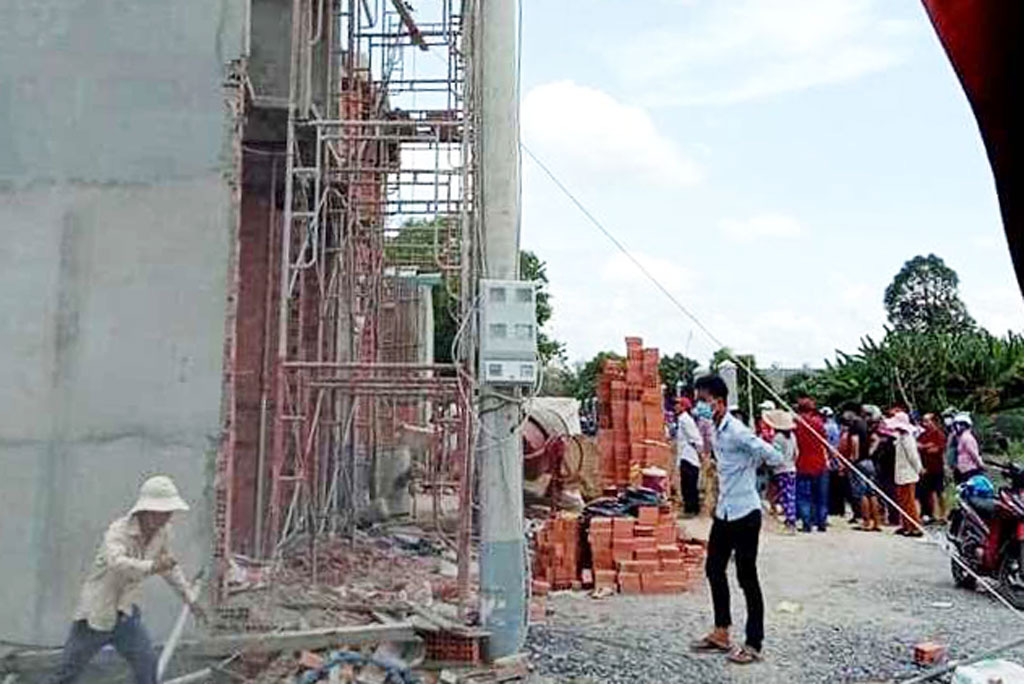 Giàn giáo công trình khu nhà phố bị đổ sập, 2 người chết, 6 người bị thương