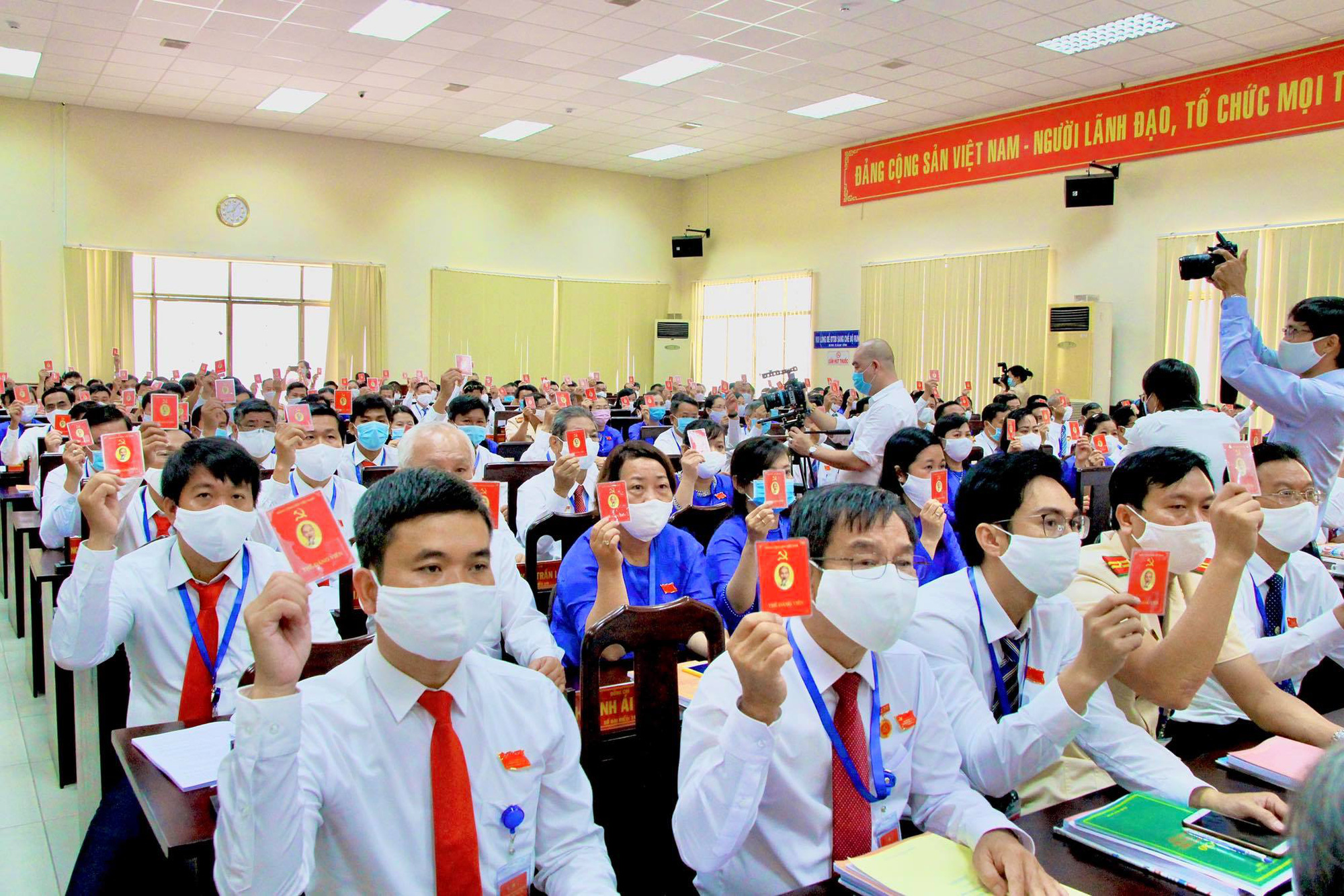 Ông Trần Văn Khuyên tái đắc cử Bí thư Huyện ủy Hóc Môn