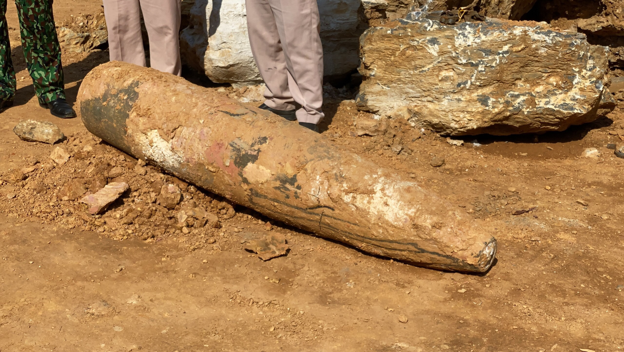 Quảng B&igrave;nh: Đ&agrave;o đất, hoảng hồn nh&igrave;n thấy quả bom khủng 450kg, c&ograve;n nguy&ecirc;n ng&ograve;i nổ - Ảnh 2.