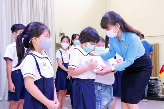Bình Dương: Tiếp sức cho con công nhân đến trường - Ảnh 1.
