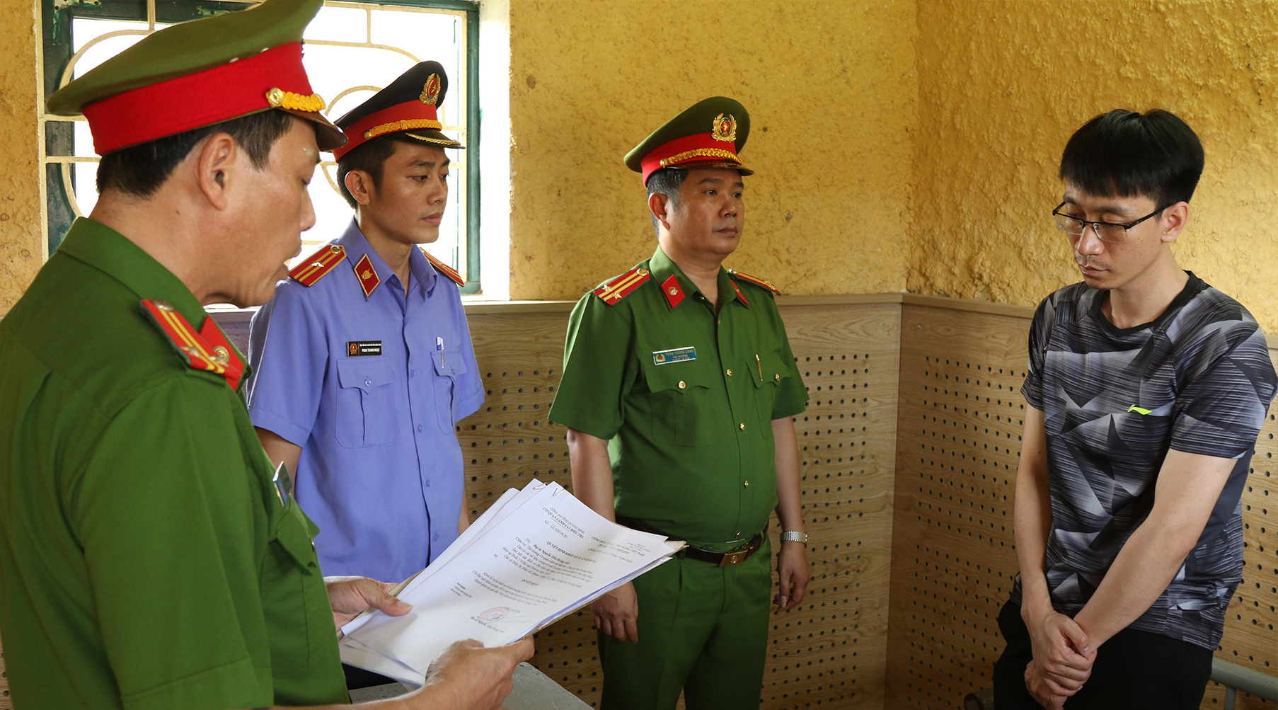Khởi tố 1 c&aacute;n bộ ng&acirc;n h&agrave;ng l&agrave;m xiếc hồ sơ chiếm đoạt 15 tỉ đồng của kh&aacute;ch h&agrave;ng - Ảnh 1.