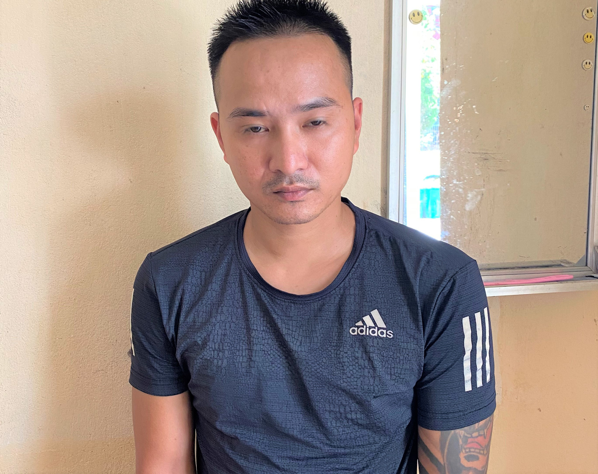 Đang ngủ c&ugrave;ng vợ, bất ngờ bị 3 kẻ lạ mặt x&ocirc;ng v&agrave;o ph&ograve;ng d&iacute; dao đưa đi trong đ&ecirc;m - Ảnh 1.