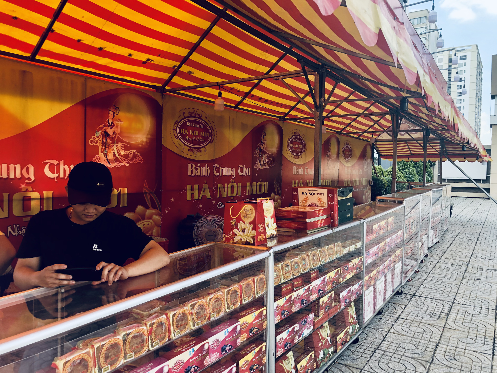 B&aacute;nh trung thu n&oacute;ng, lạnh kh&oacute; lường - Ảnh 1.