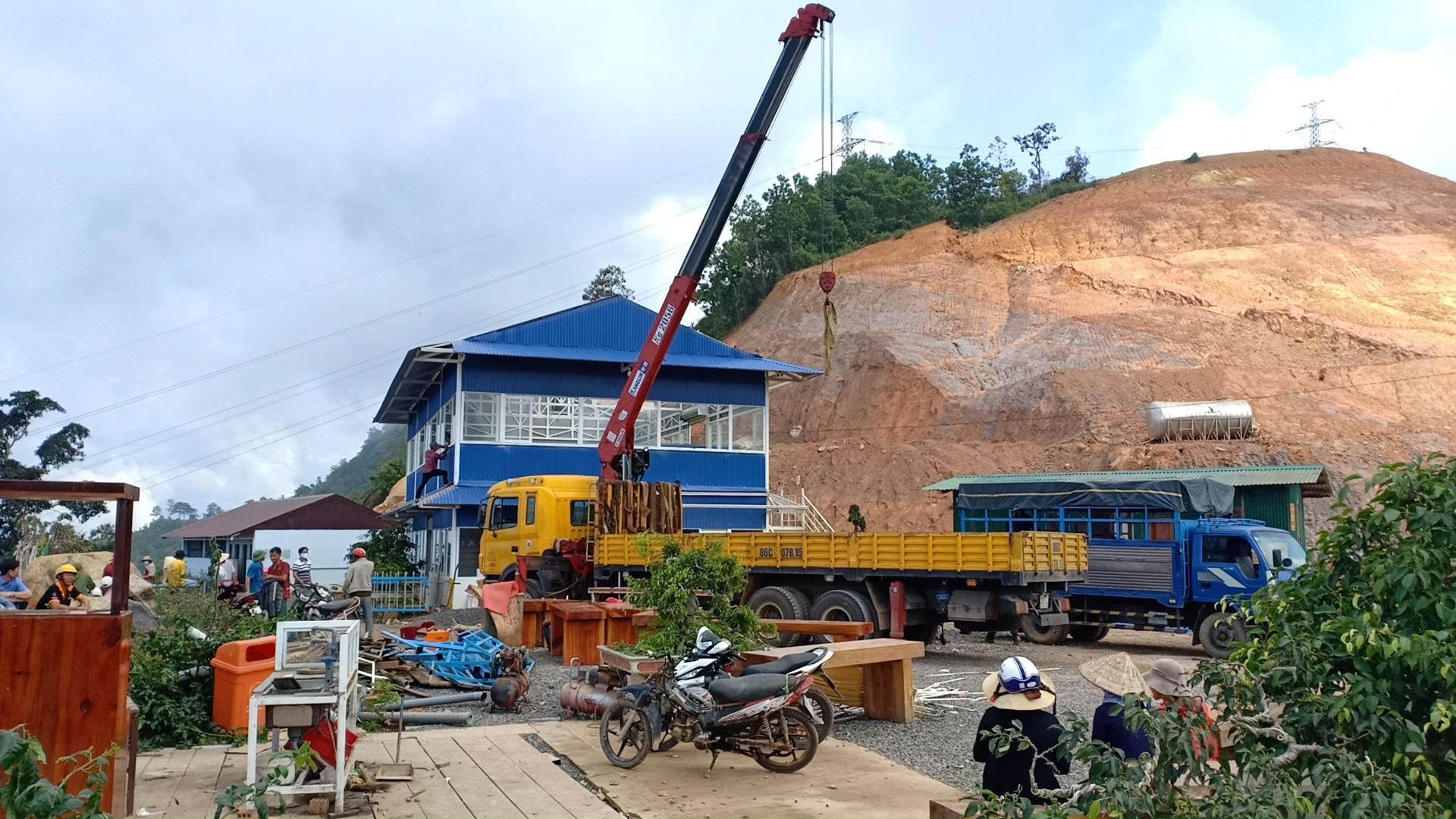 Tháo dỡ trạm dừng trái phép giữa đèo Đại Ninh