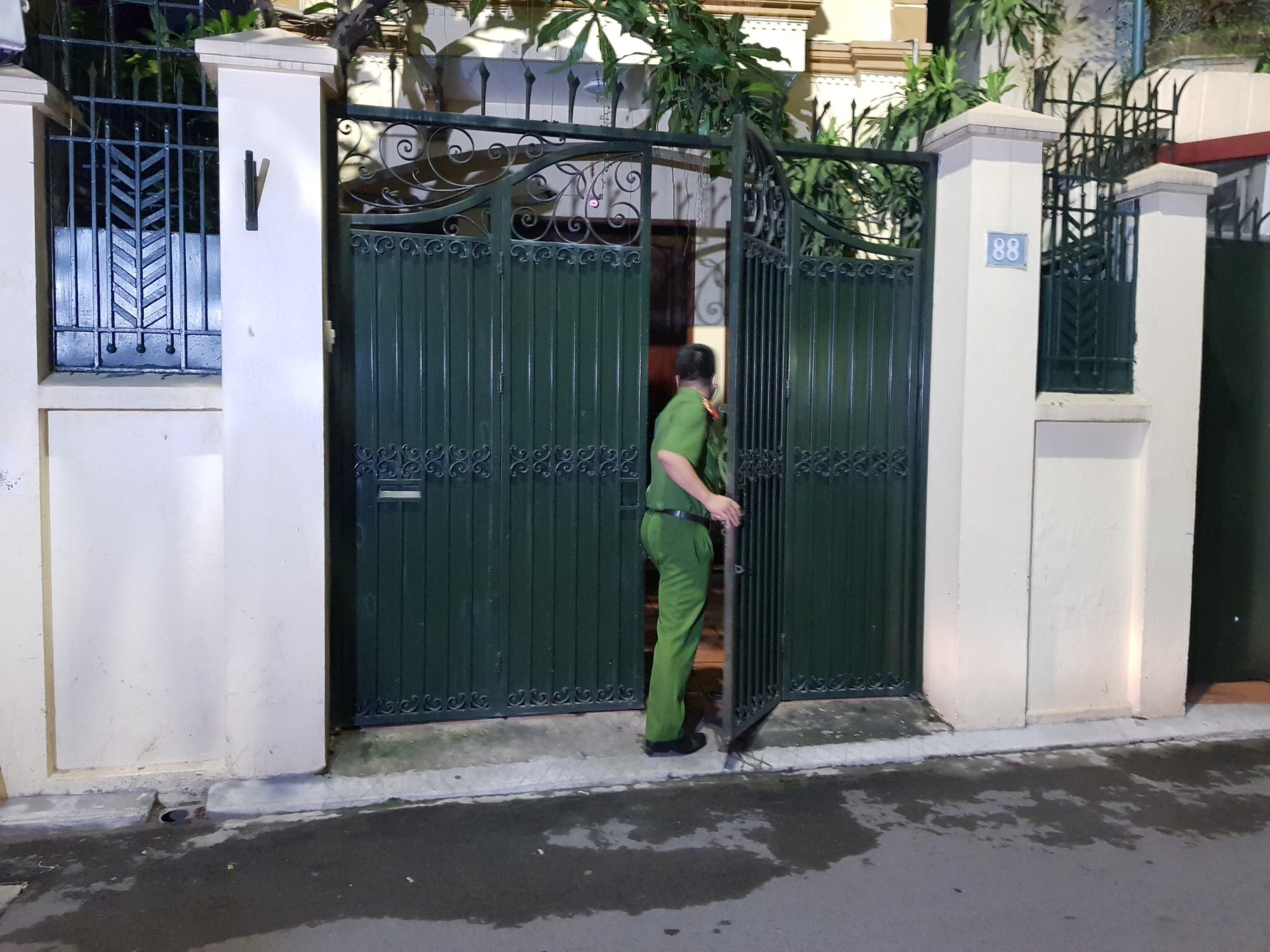 Cận cảnh khám nhà ông Nguyễn Đức Chung - Ảnh 6.