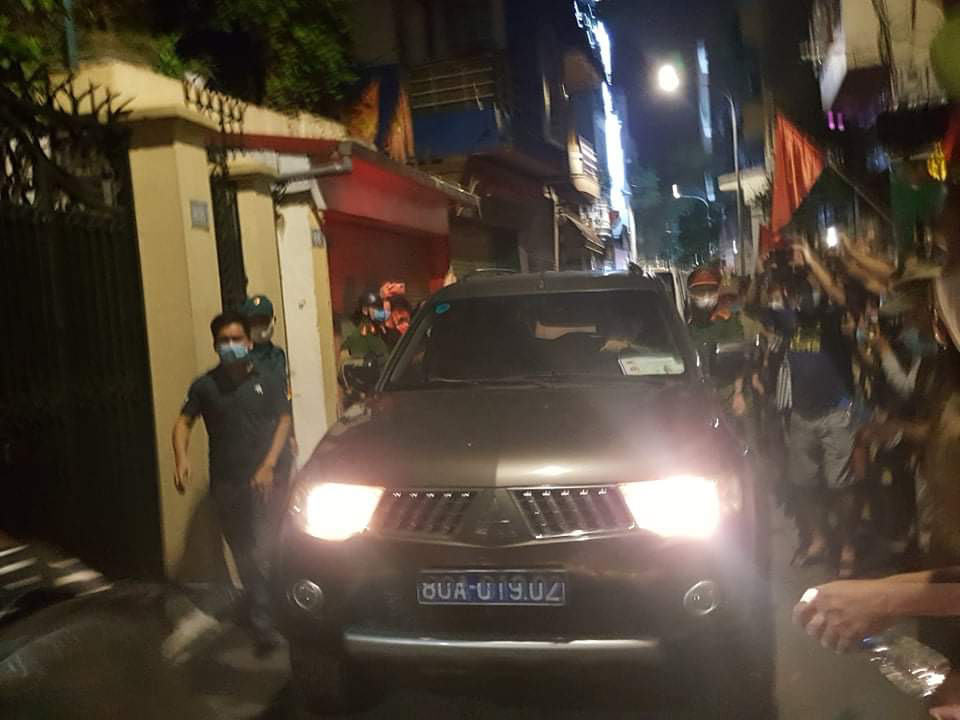 CLIP: C&ocirc;ng an rời đi c&ugrave;ng nhiều th&ugrave;ng t&agrave;i liệu khi kh&aacute;m xong nh&agrave; &ocirc;ng Nguyễn Đức Chung - Ảnh 1.