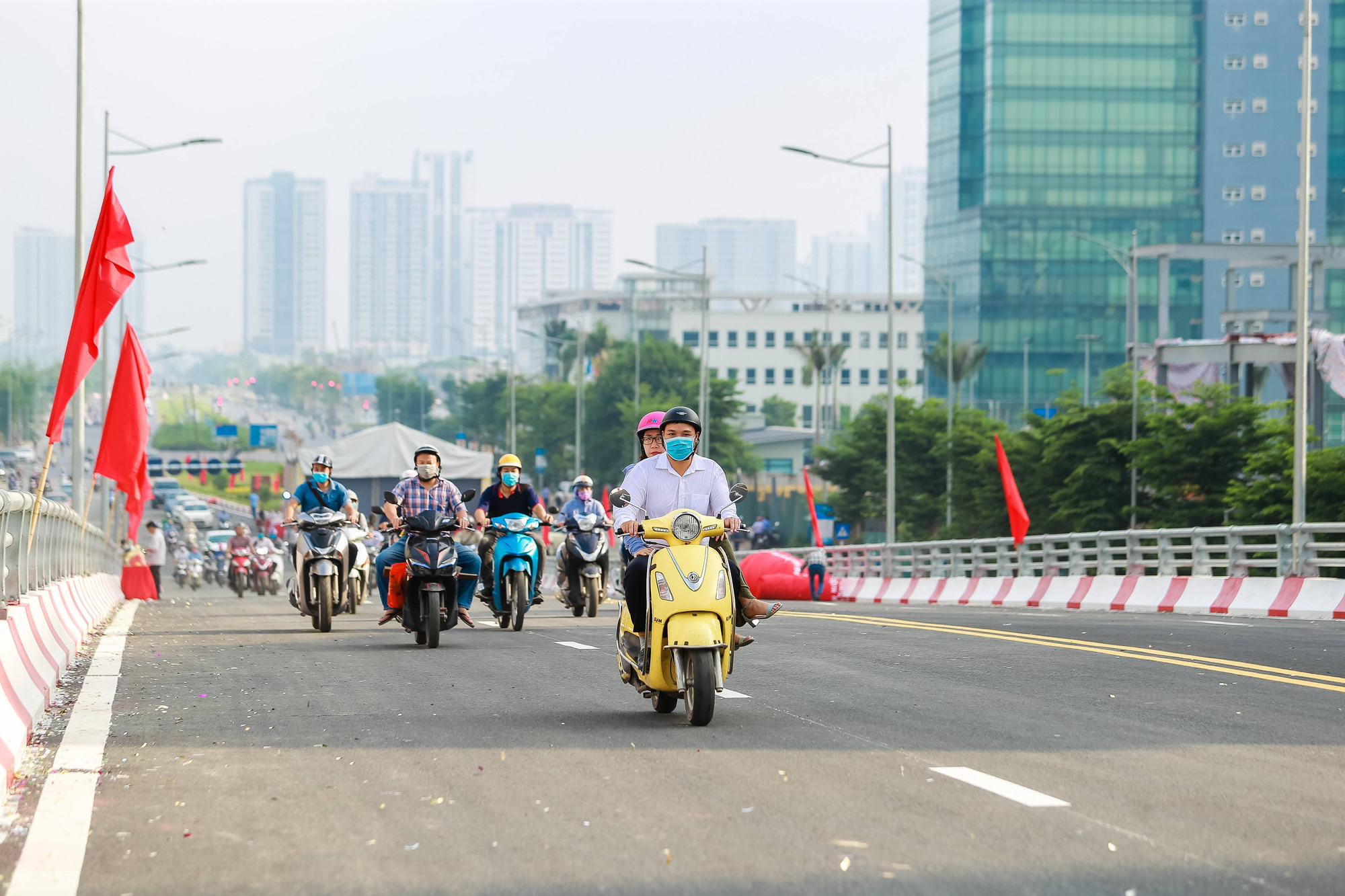 Cận cảnh cầu vượt hơn 500 tỉ đồng mới thông xe - Ảnh 12.
