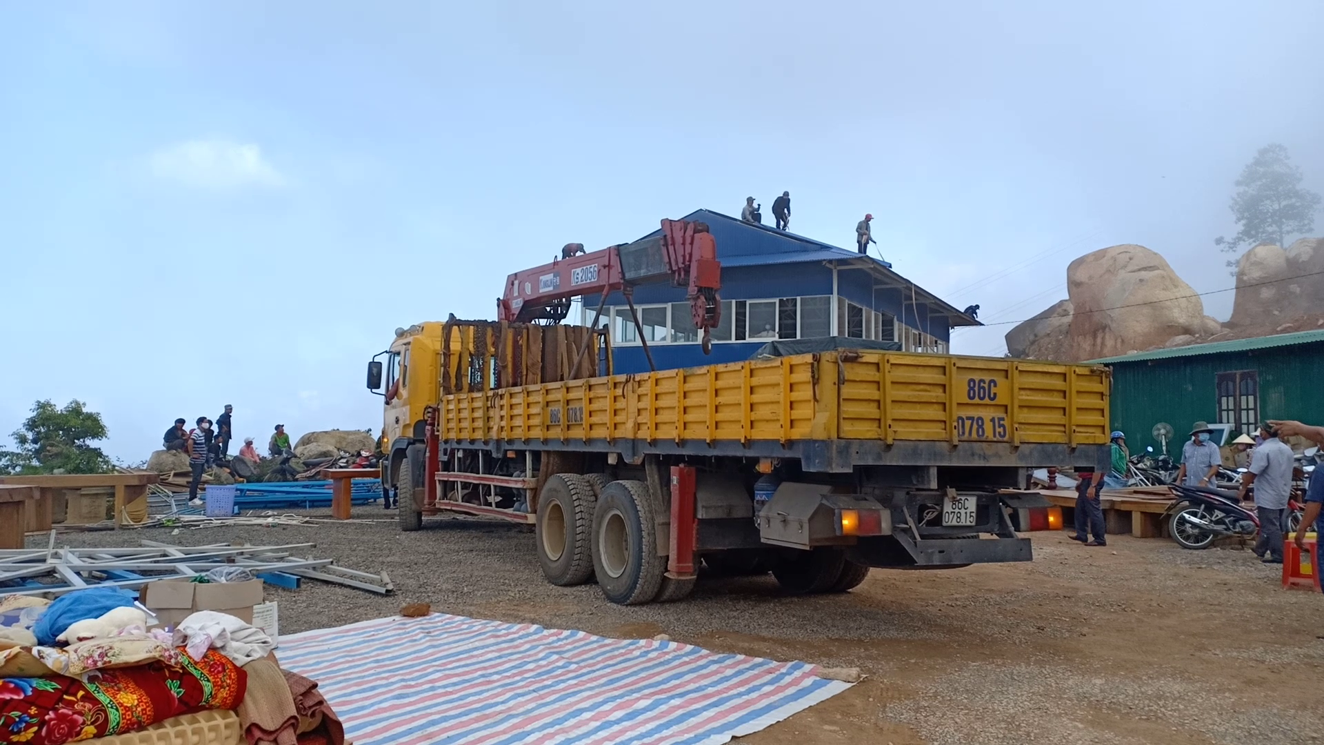 Th&aacute;o dỡ trạm dừng ch&acirc;n x&acirc;y dựng tr&aacute;i ph&eacute;p giữa đ&egrave;o Đại Ninh - Ảnh 3.