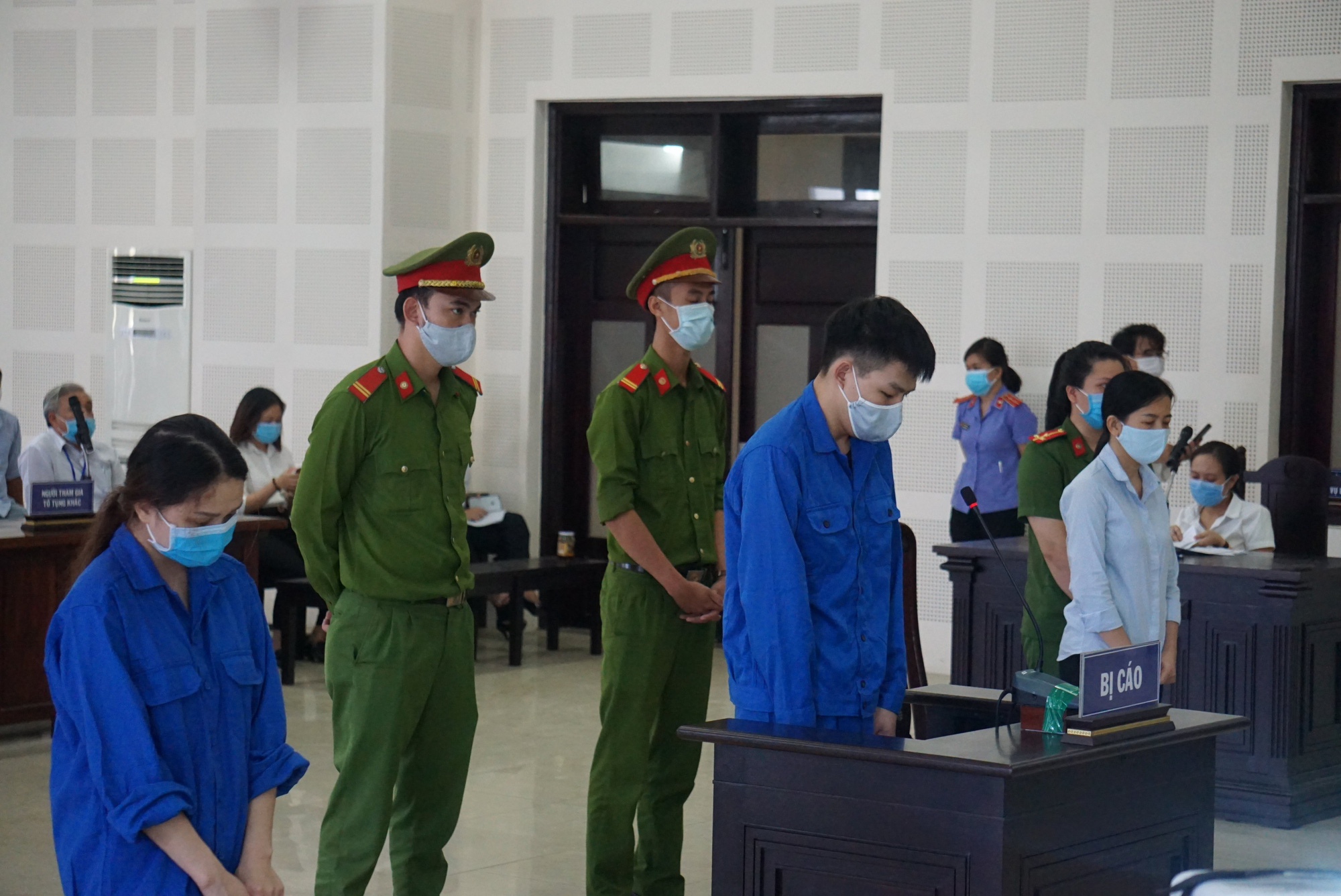 Hai bị c&aacute;o gi&uacute;p sức cho người Trung Quốc nhập cảnh tr&aacute;i ph&eacute;p xin lỗi người d&acirc;n cả nước - Ảnh 1.