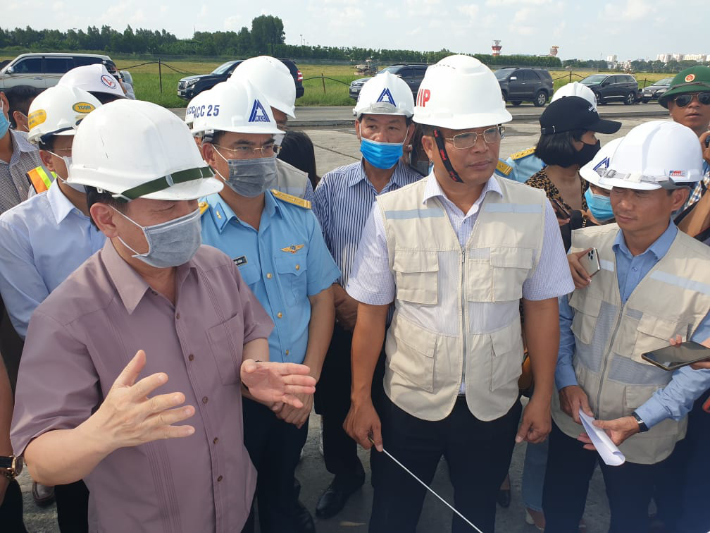 Bộ trưởng Nguyễn Văn Thể: Đặt chất lượng thi công đường băng lên hàng đầu