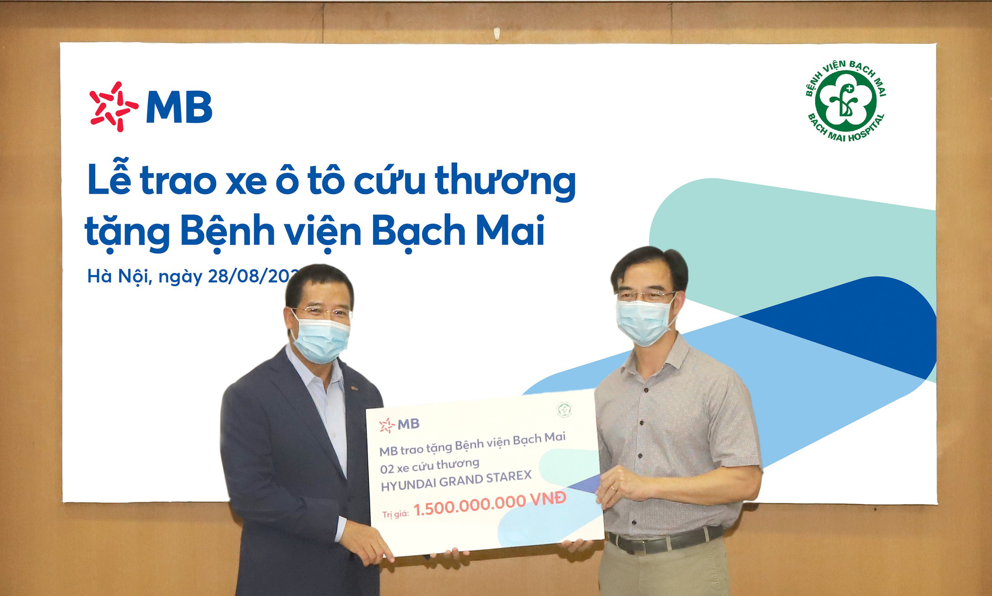 Trao tặng 2 xe cứu thương do MB t&agrave;i trợ cho Bệnh viện Bạch Mai - Ảnh 2.