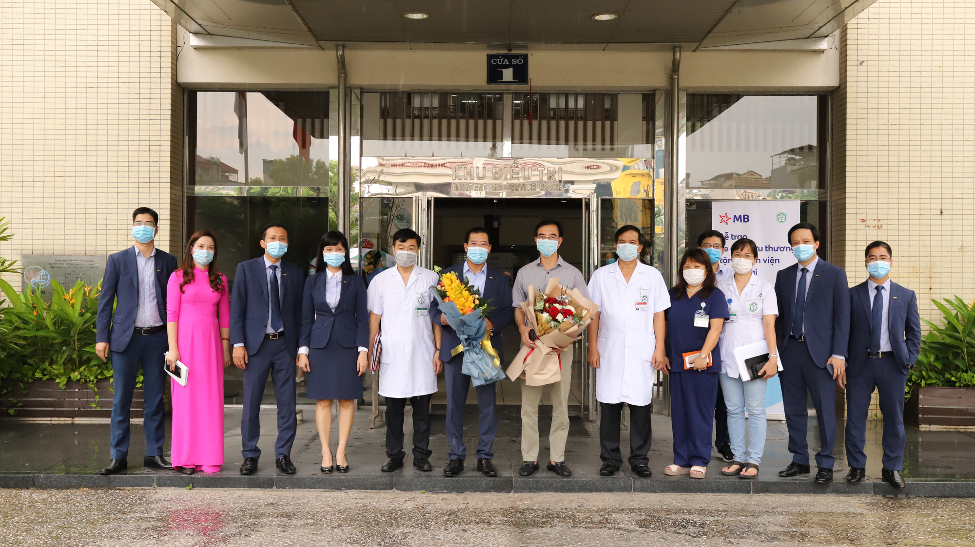 Trao tặng 2 xe cứu thương do MB t&agrave;i trợ cho Bệnh viện Bạch Mai - Ảnh 1.