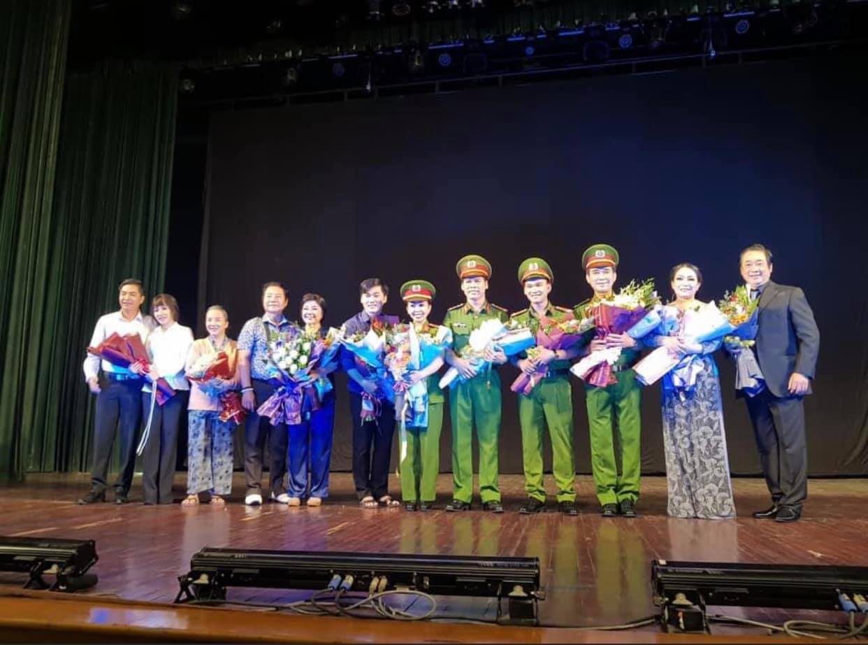Vở Nh&acirc;n danh c&ocirc;ng l&yacute; đoạt huy chương v&agrave;ng - Ảnh 2.