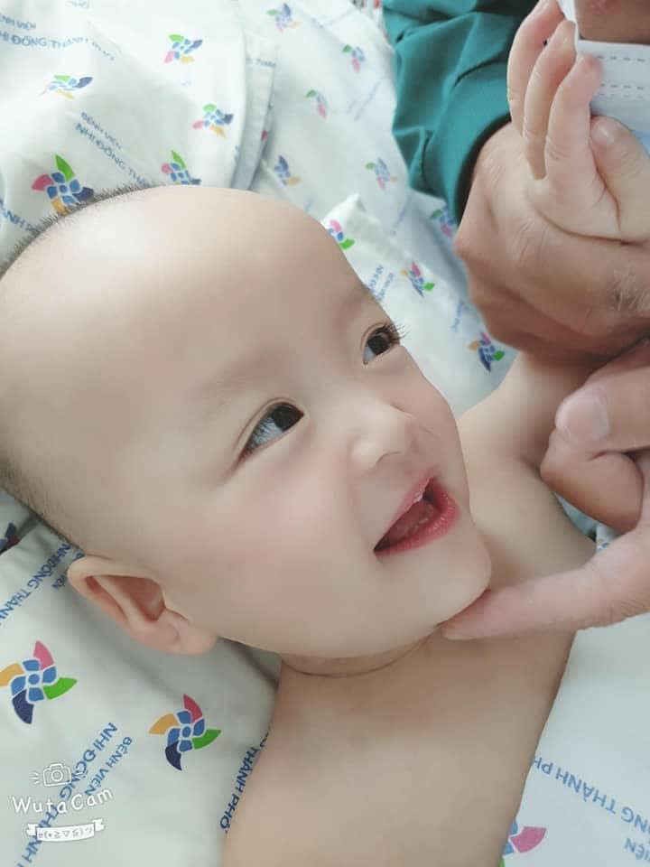 Khoảnh khắc "đốn tim" của  2  bé Trúc Nhi - Diệu Nhi