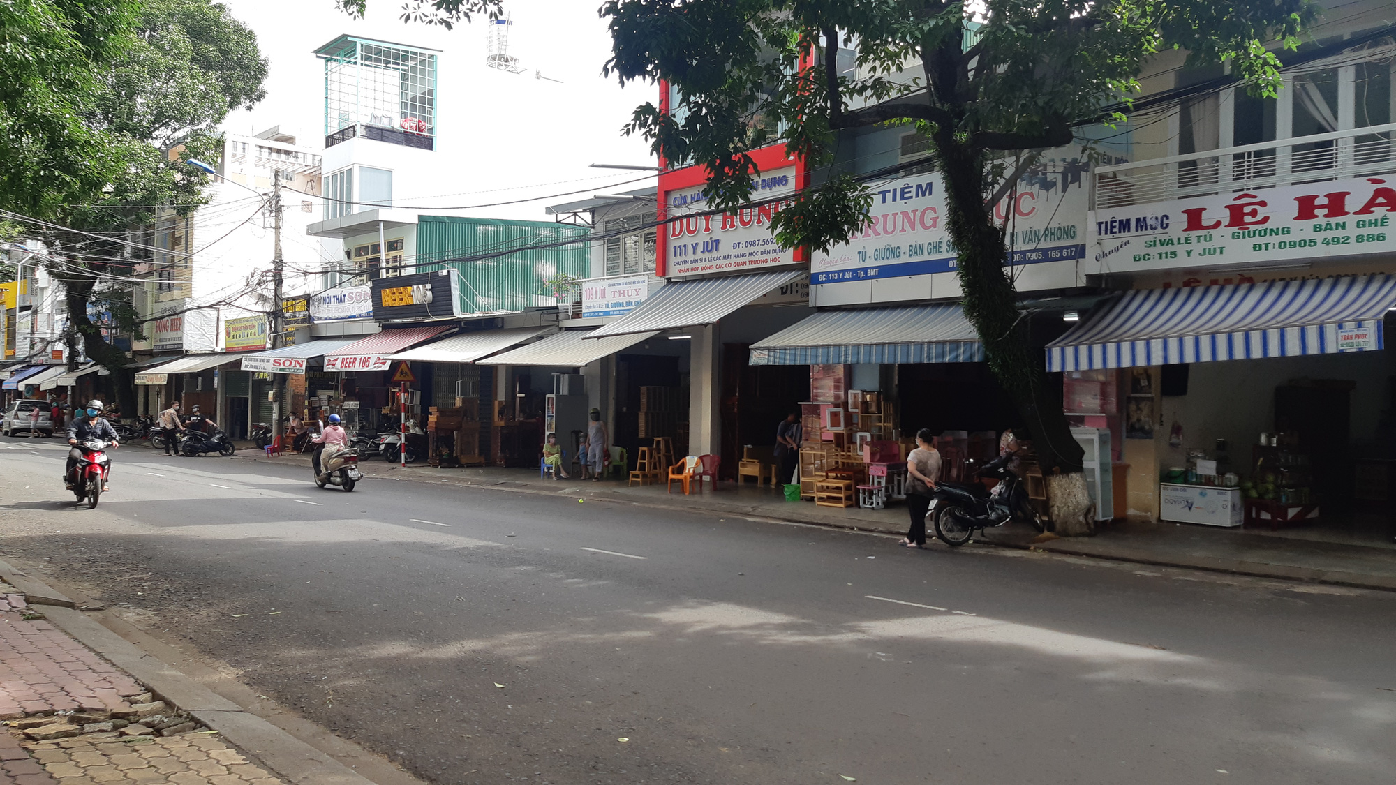 Bất chấp quy định c&aacute;ch ly x&atilde; hội ph&ograve;ng chống Covid-19, h&agrave;ng qu&aacute;n vẫn ung dung mở cửa - Ảnh 2.