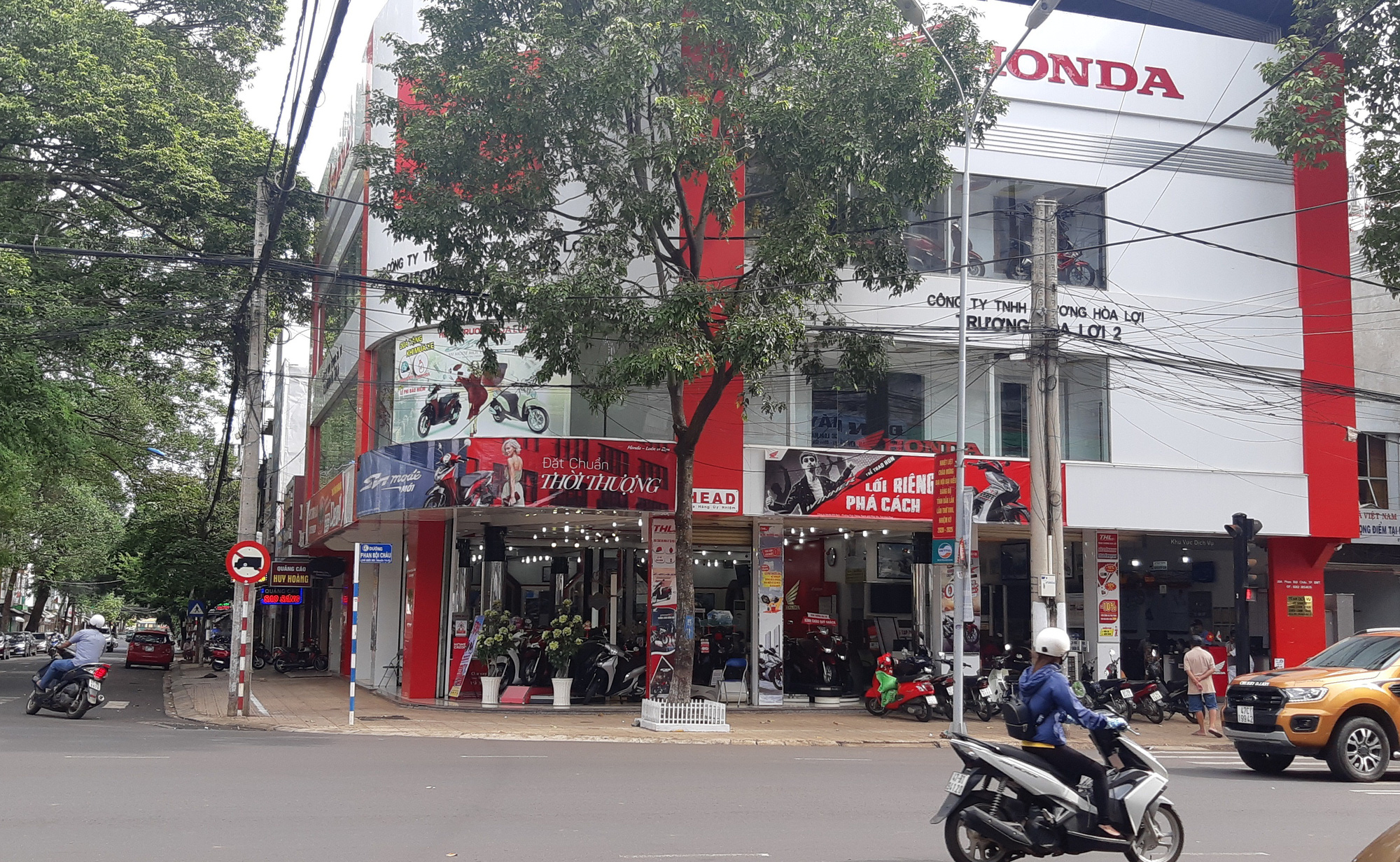 Bất chấp quy định c&aacute;ch ly x&atilde; hội ph&ograve;ng chống Covid-19, h&agrave;ng qu&aacute;n vẫn ung dung mở cửa - Ảnh 6.