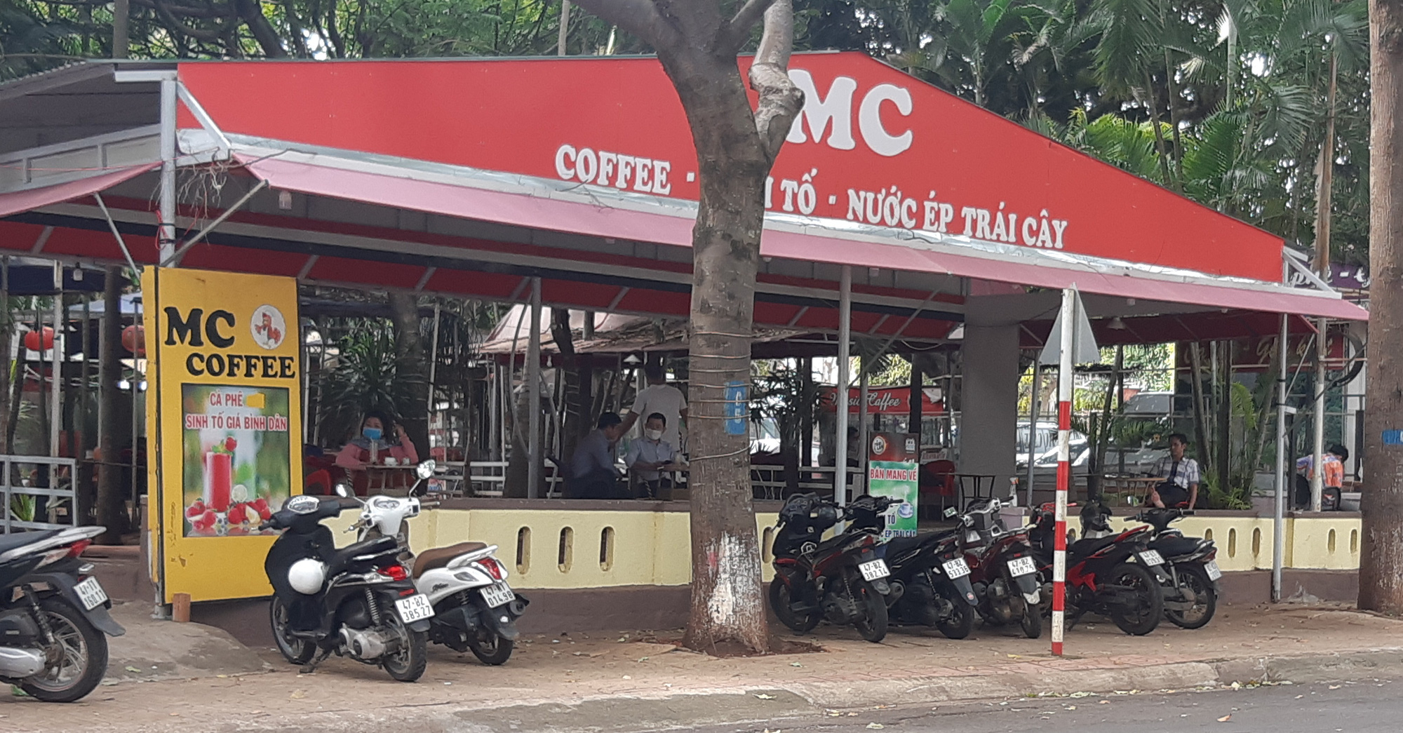 Bất chấp quy định cách ly xã hội phòng chống Covid-19, hàng quán vẫn mở cửa