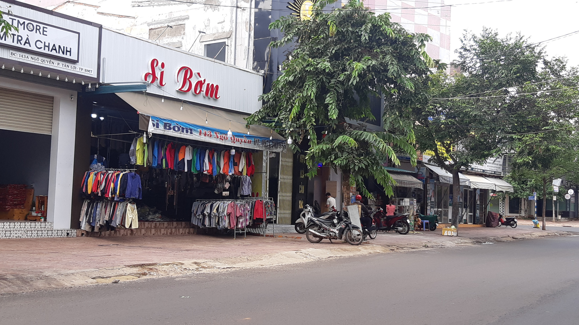 Bất chấp quy định c&aacute;ch ly x&atilde; hội ph&ograve;ng chống Covid-19, h&agrave;ng qu&aacute;n vẫn ung dung mở cửa - Ảnh 3.