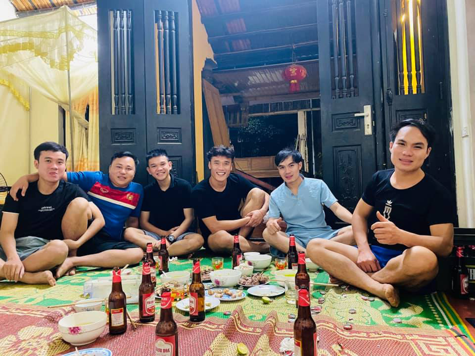 CLB chưa hội quân, Bùi Tiến Dũng tái ngộ bạn thơ ấu, cầu thủ HAGL rủ nhau tập luyện online - Ảnh 3.