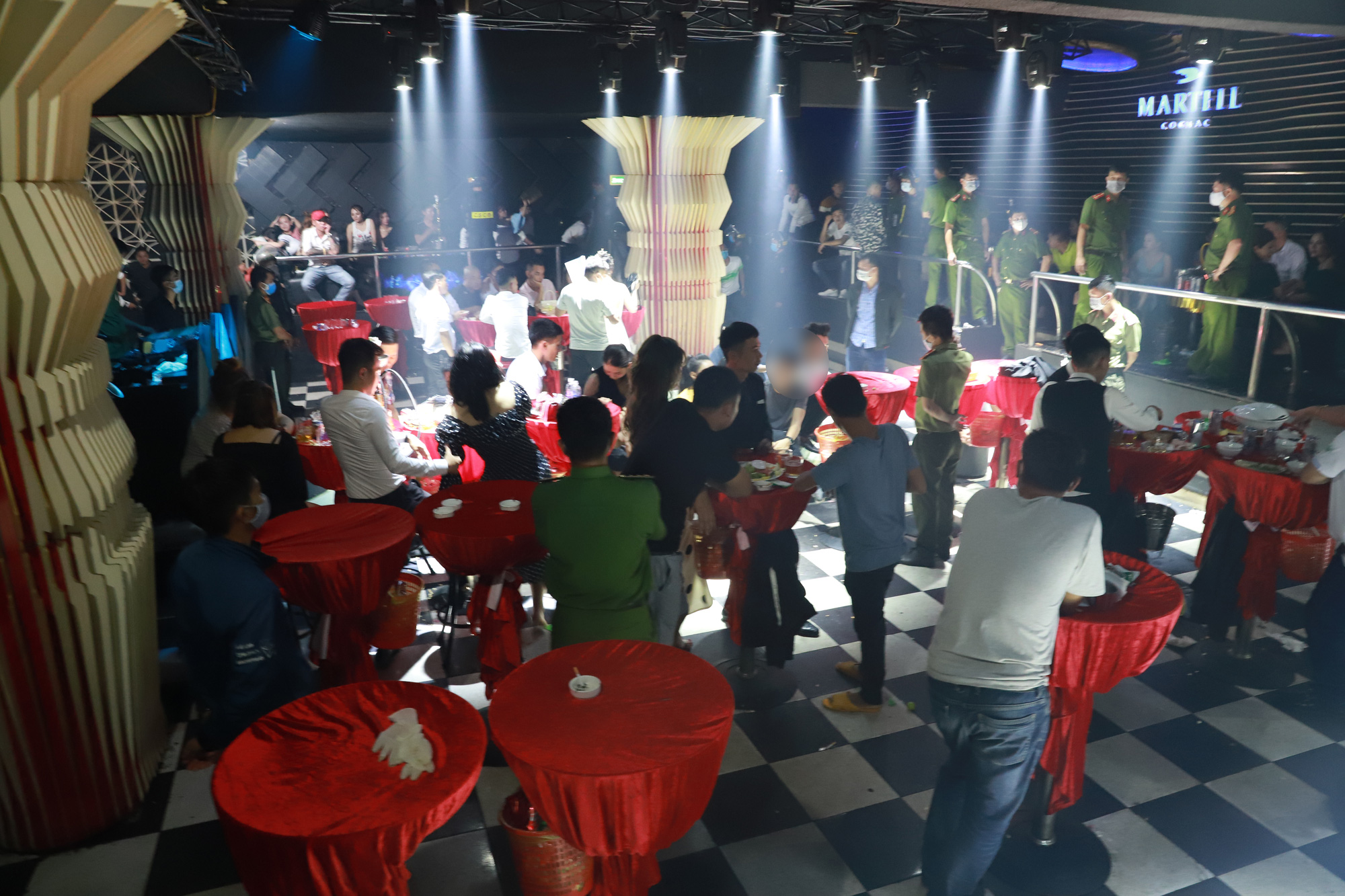 Bất chấp Covid-19, hàng chục nam thanh, nữ tú nhiều tỉnh tụ tập chơi ma túy tại quán bar