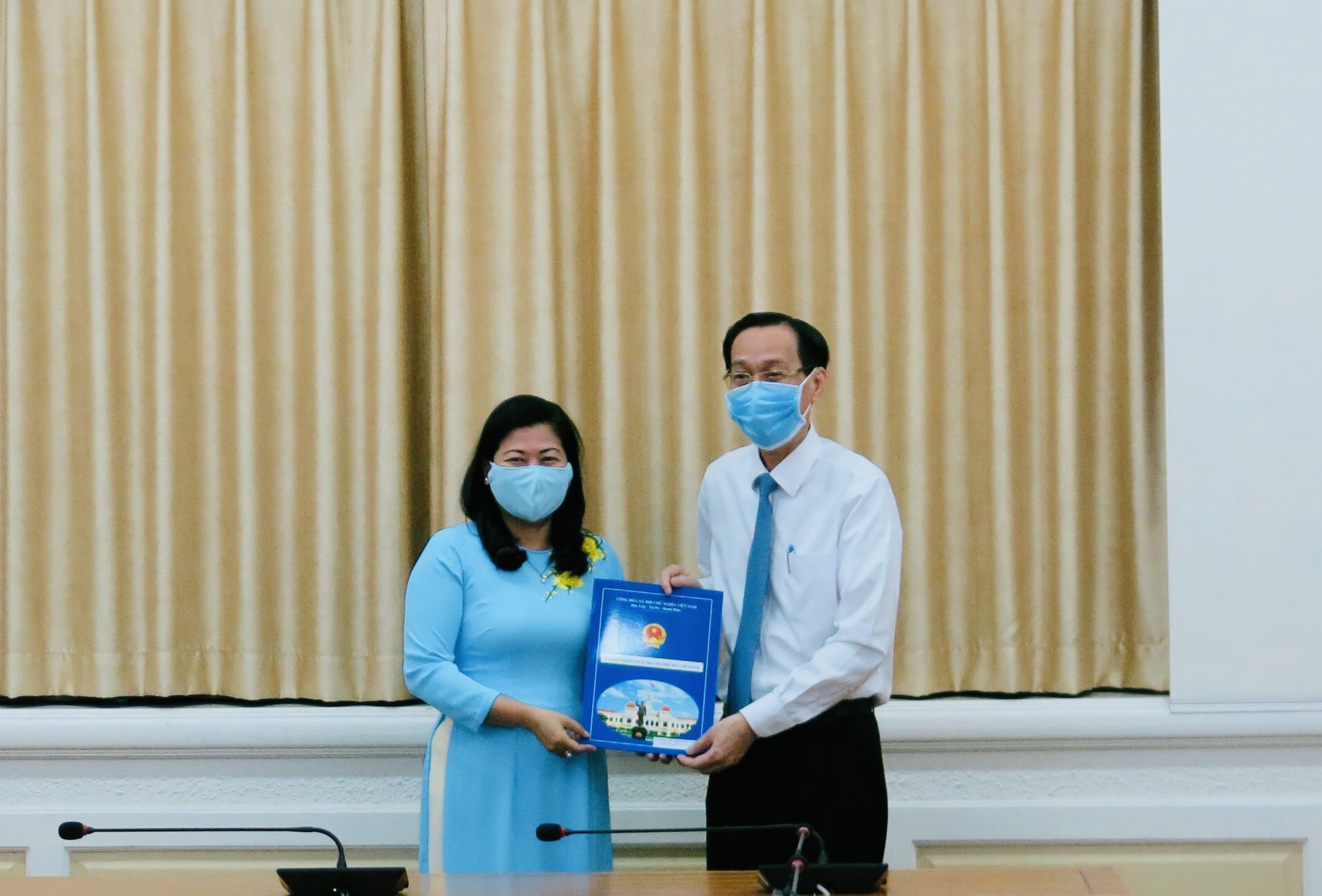UBND TP HCM trao quyết định cho Trưởng Ban Tổ chức Quận ủy Phú Nhuận
