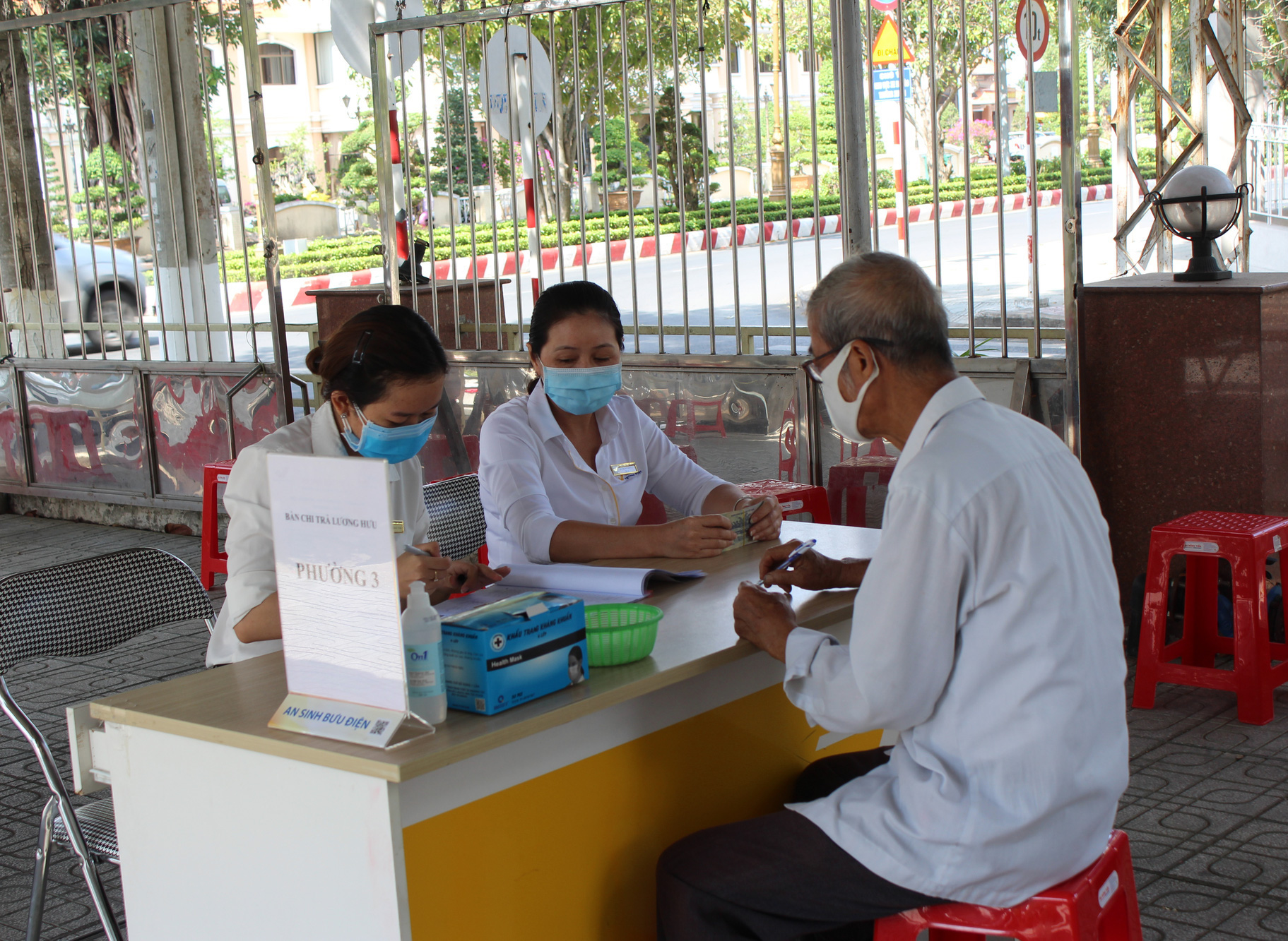 Trả lương hưu tháng 8 và 9 vào cùng 1 kỳ cho 5 tỉnh miền Trung, Tây Nguyên