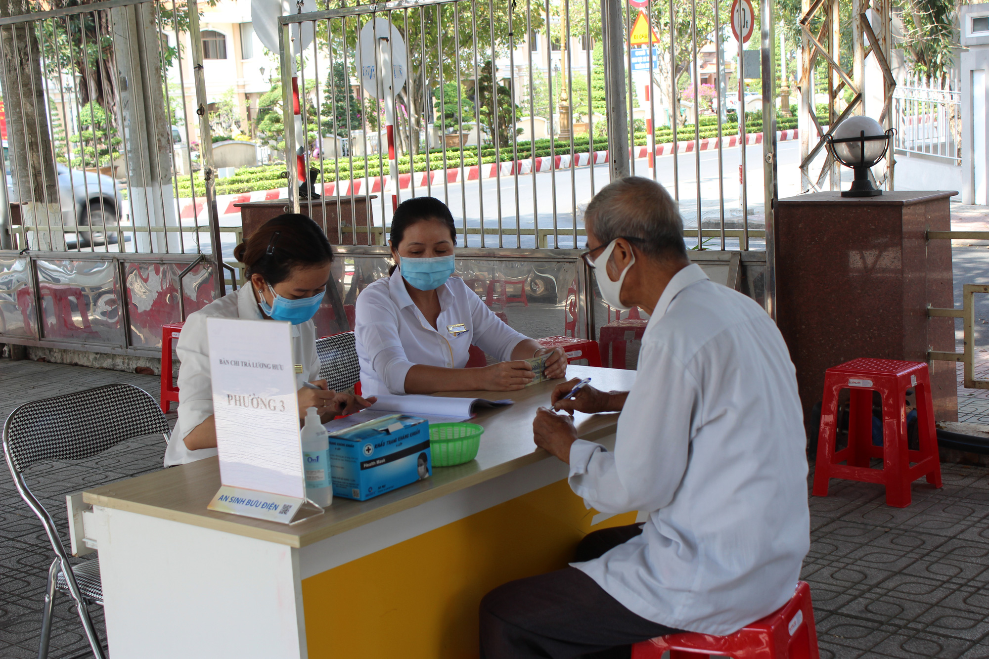 Trả lương hưu tháng 8 và 9 vào cùng 1 kỳ cho 5 tỉnh miền Trung, Tây Nguyên - Ảnh 1.