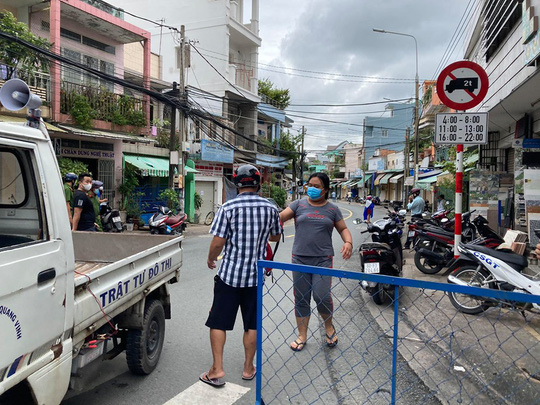 Hình ảnh phong tỏa đường Hồ Văn Đại ở TP Biên Hòa lúc 12 giờ trưa nay - Ảnh 3.