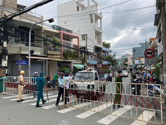 Hình ảnh phong tỏa đường Hồ Văn Đại ở TP Biên Hòa lúc 12 giờ trưa nay - Ảnh 4.