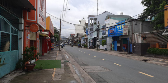 Hình ảnh phong tỏa đường Hồ Văn Đại ở TP Biên Hòa lúc 12 giờ trưa nay - Ảnh 6.