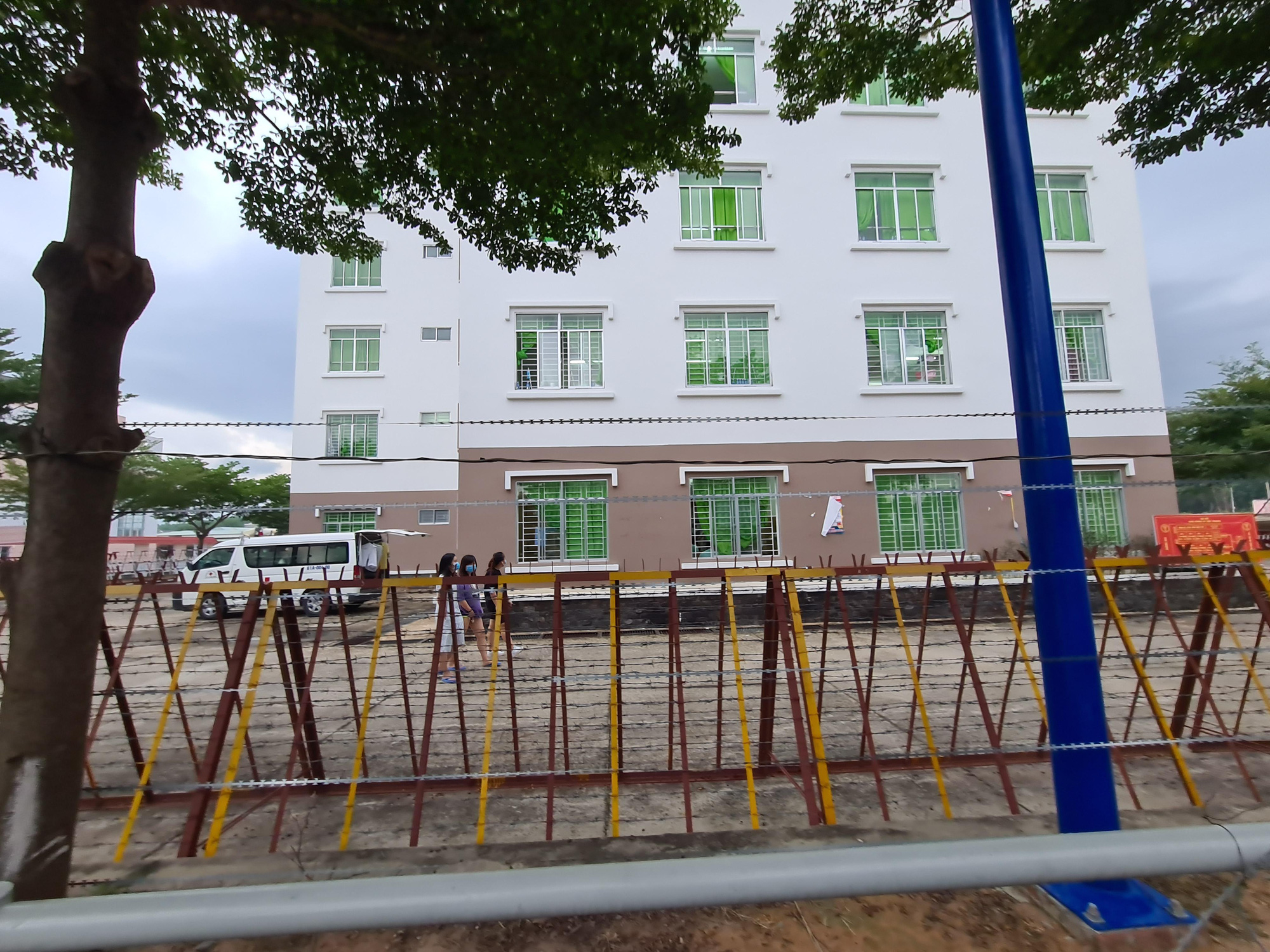 Nam thanh niên rơi lầu tử vong trong khu cách ly Covid-19