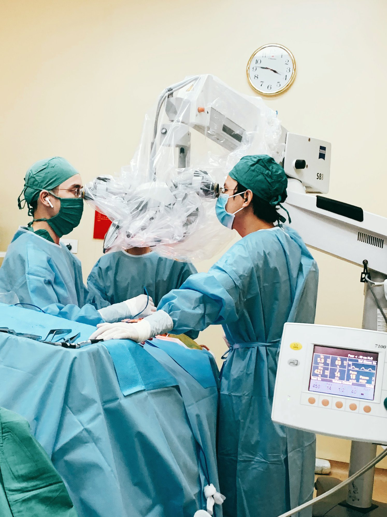 Cân não với ca phẫu thuật khối u chèn ép tủy cổ