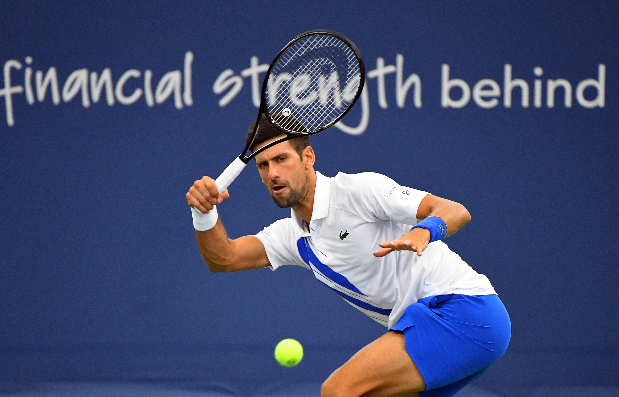 Clip Djokovic bị loại khỏi US Open 2020 vì... đánh bóng vào trọng tài