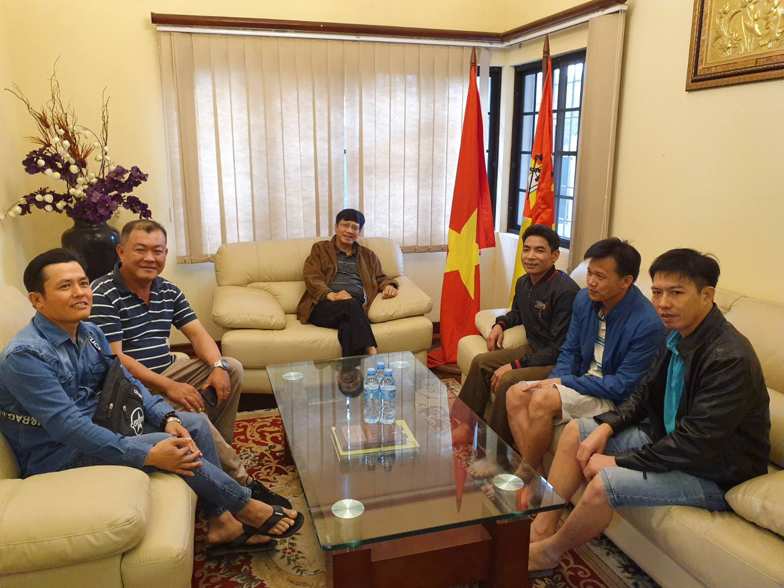 Hành trình đặc biệt của đoàn người Việt từ châu Phi về TP HCM - Ảnh 3.