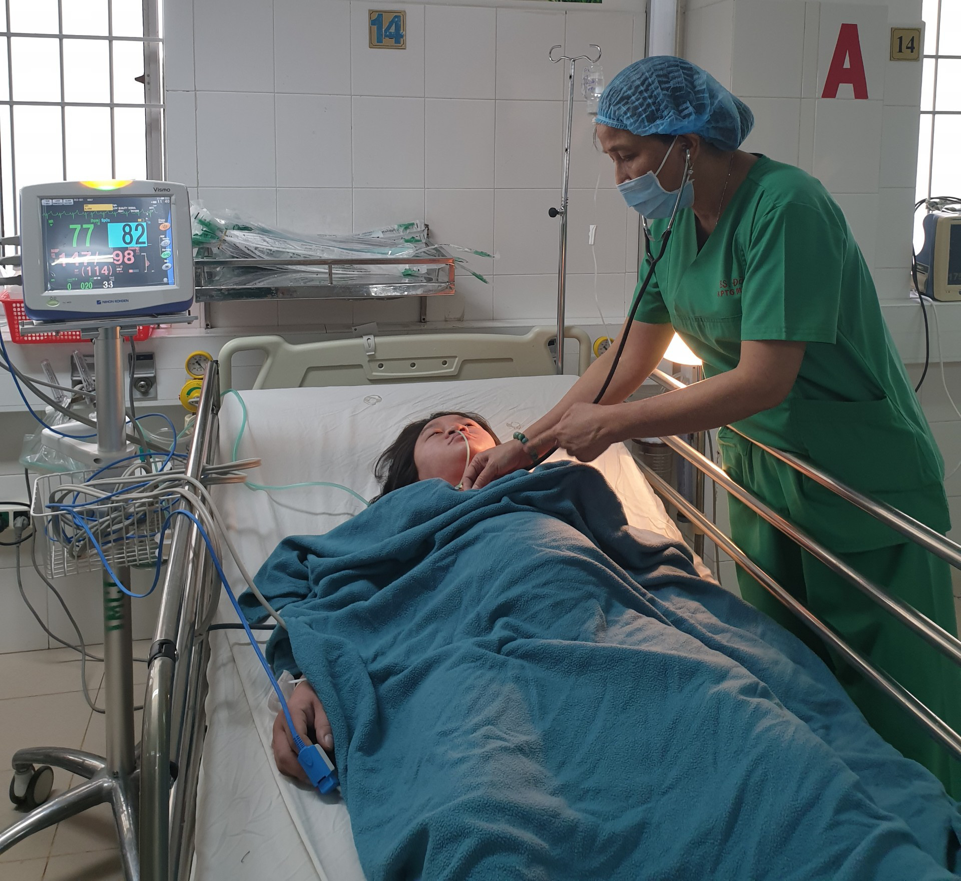 B&eacute; g&aacute;i nặng 1,8kg ch&agrave;o đời từ người mẹ bệnh tim tưởng chừng tử vong - Ảnh 2.