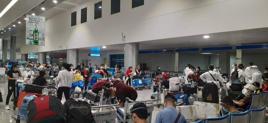 Hành trình đặc biệt của đoàn người Việt từ châu Phi về TP HCM - Ảnh 22.